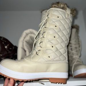 Fuzzy faux fur lined “snow boots”